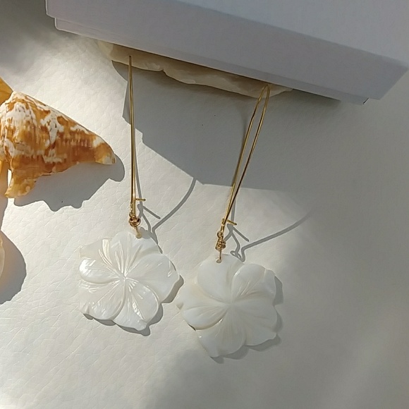 🛑SOLDlumeria Hibiscus Flower Dangle Earring - Picture 8 of 8